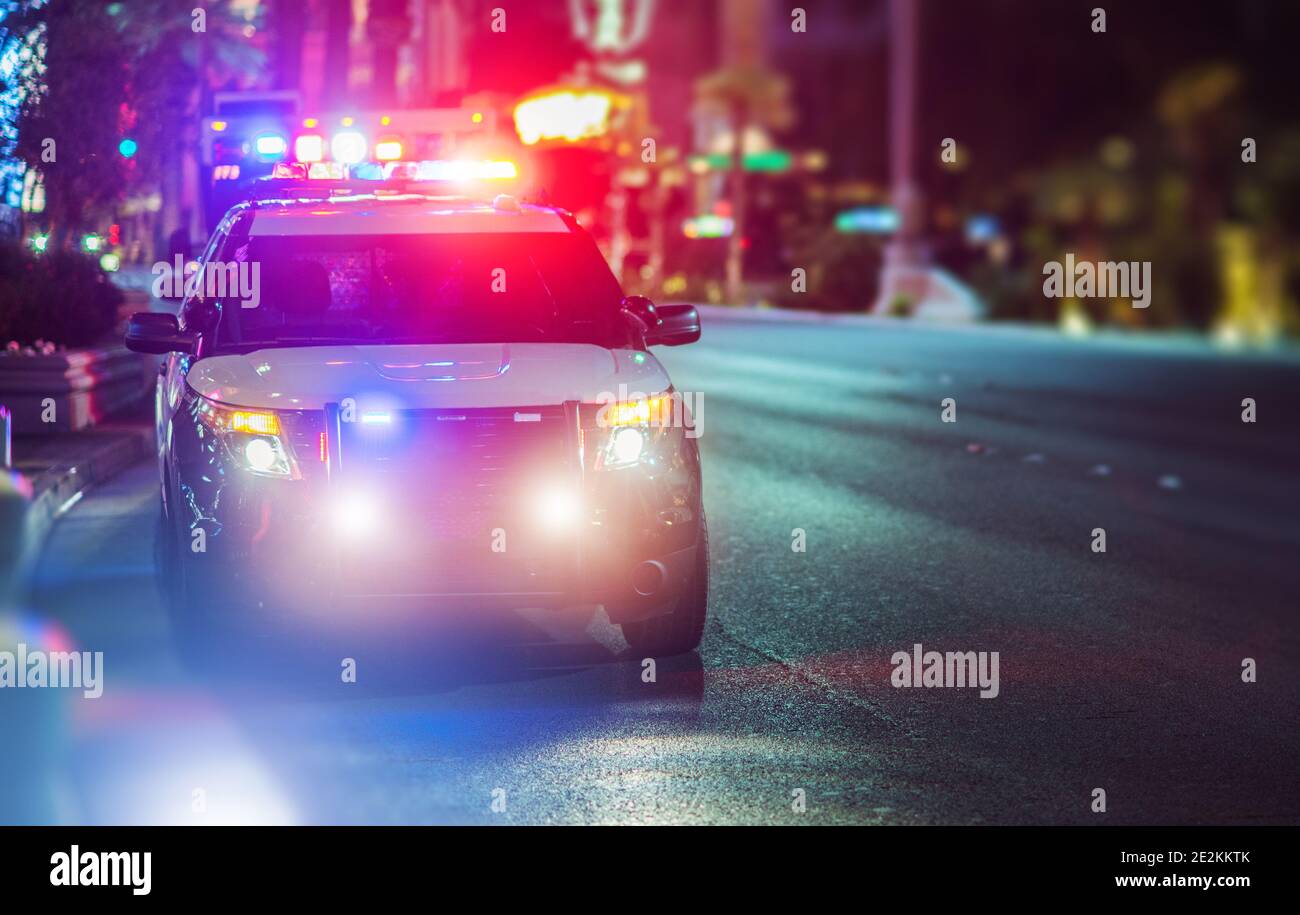 Sport Utility Vehicle Police Cruiser Nothilfe auf der City Street. Polizeiauto mit Blinklicht. Stockfoto
