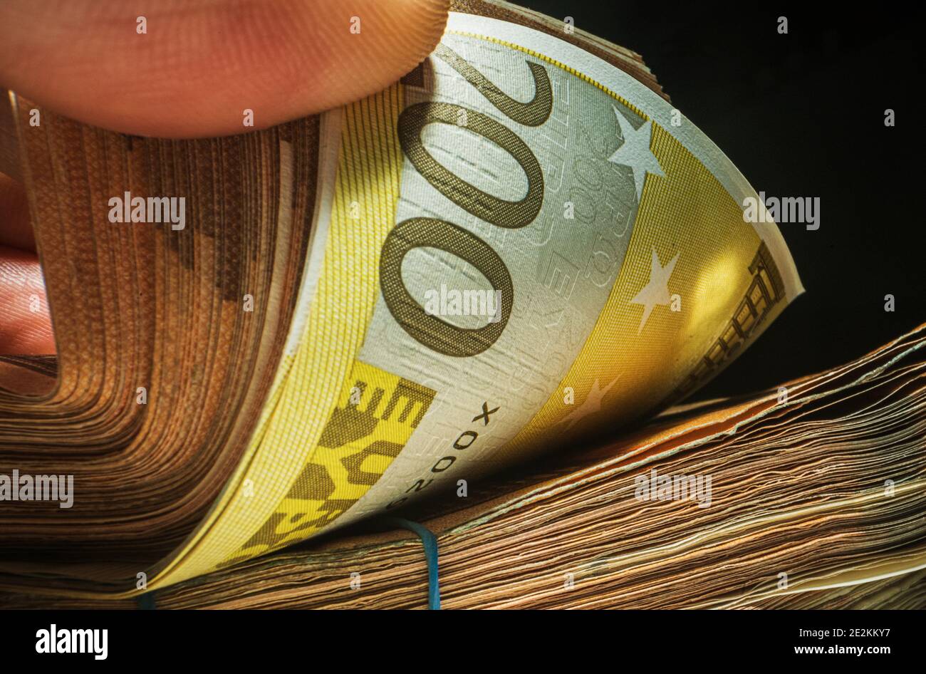 Großer Stapel von verdienten Euro Cash Money Bug View Angle. Geldscheine Der Europäischen Union. Stockfoto
