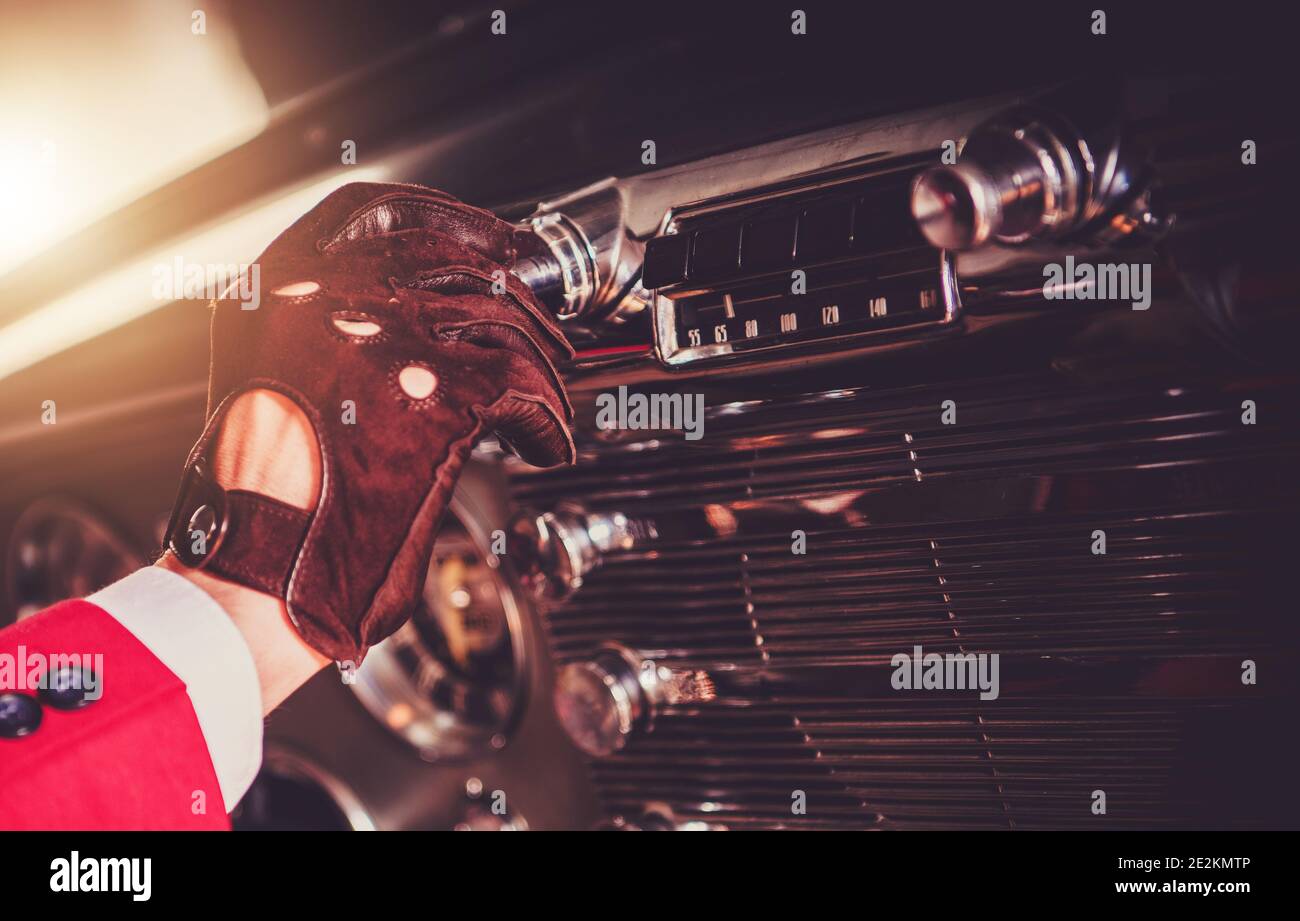 Oldtimer-Fahrer Ändert Radiosender In Seinem Vintage Classic Car Close Up. Fahrzeugdesign. Stockfoto