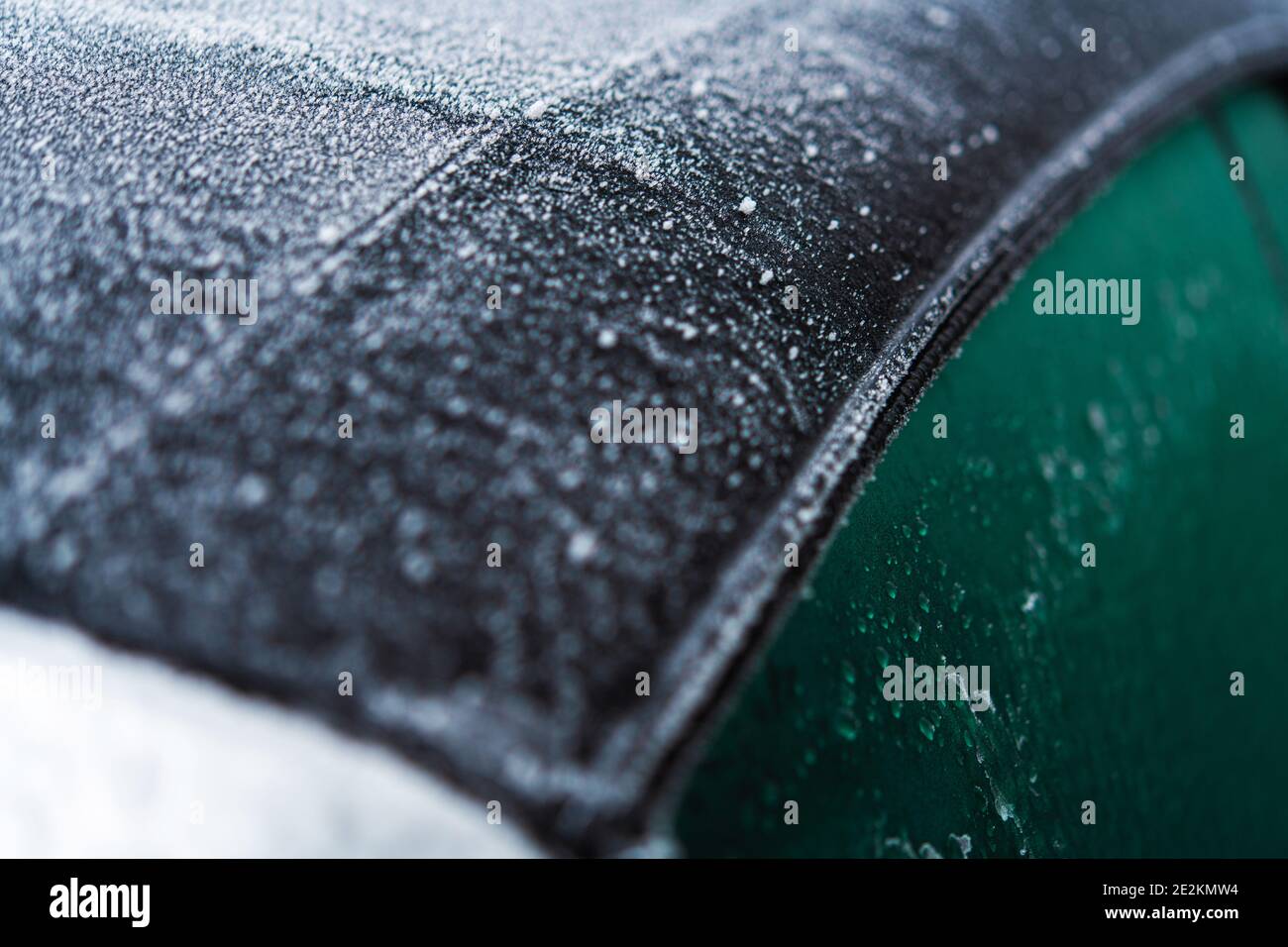 Moderne Automobilmaterialien und Wetterelemente. Fabric Cabrio Car Dach bedeckt von Frost und Eis. Transportbranche. Stockfoto