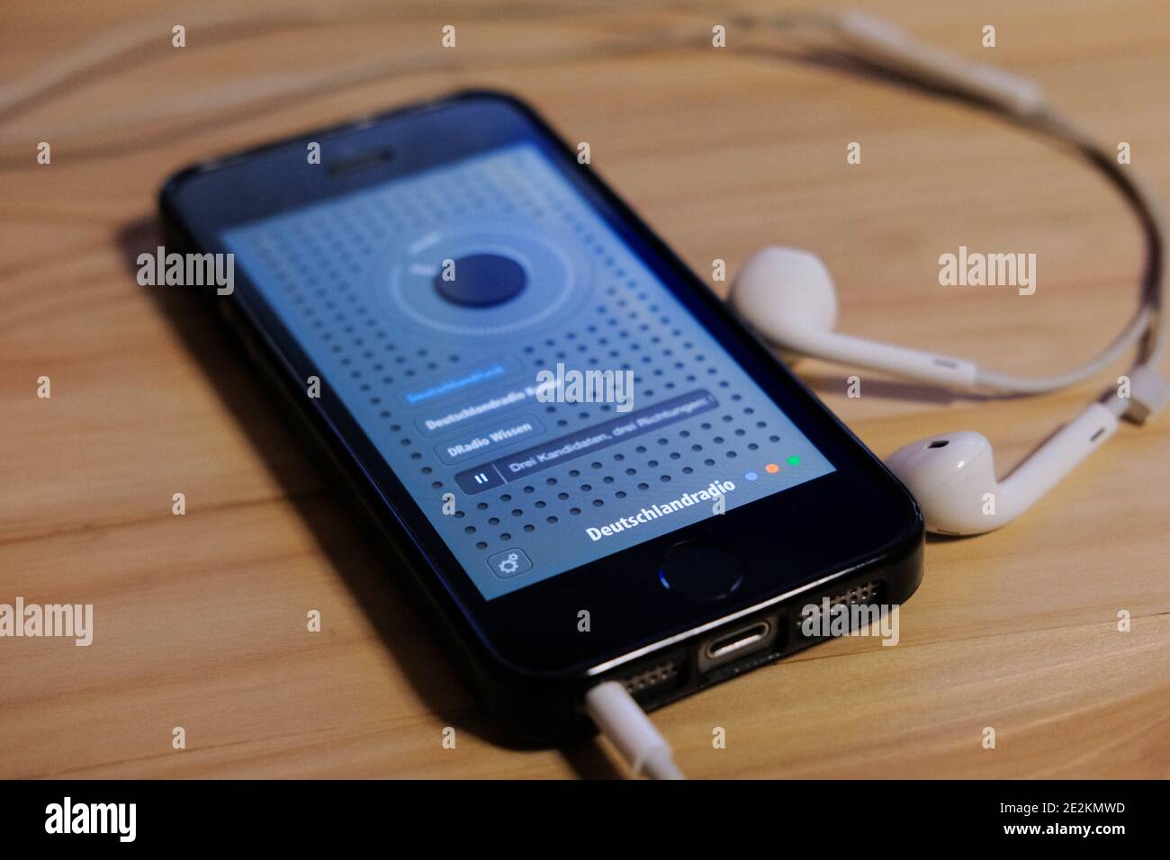 Braunschweig, Deutschland. Januar 2021. ILLUSTRATION - die Deutschlandradio App mit den Sendern Deutschlandfunk, Deutschlandradio Kultur und Radio Wissen läuft auf einem iPhone SE. Nach der von Sachsen-Anhalt blockierten Erhöhung der Rundfunkgebühr um 86 Cent auf 18.36 Euro werden beim öffentlich-rechtlichen Rundfunk erste Konsequenzen deutlich. Deutschlandradio hat von einem besonderen Kündigungsrecht der geltenden Tarifverträge Gebrauch gemacht, wie der öffentlich-rechtliche Sender auf Anfrage der Deutschen Presse-Agentur bestätigt hat. Quelle: Stefan Jaitner/dpa/Alamy Live News Stockfoto