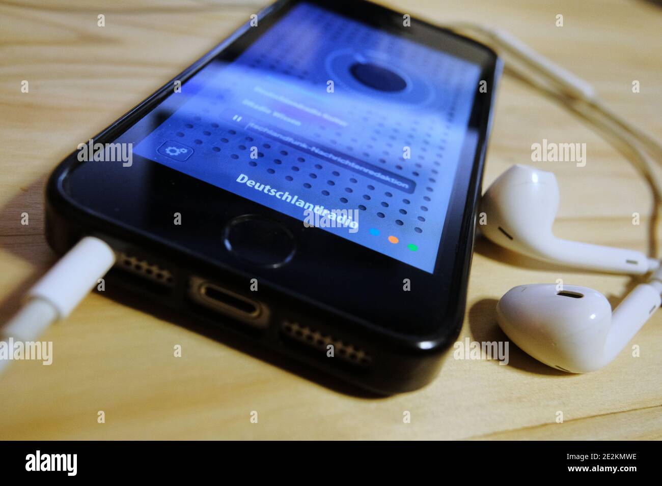Braunschweig, Deutschland. Januar 2021. ILLUSTRATION - die Deutschlandradio App mit den Sendern Deutschlandfunk, Deutschlandradio Kultur und Radio Wissen läuft auf einem iPhone SE. Nach der von Sachsen-Anhalt blockierten Erhöhung der Rundfunkgebühr um 86 Cent auf 18.36 Euro werden beim öffentlich-rechtlichen Rundfunk erste Konsequenzen deutlich. Deutschlandradio hat von einem besonderen Kündigungsrecht der geltenden Tarifverträge Gebrauch gemacht, wie der öffentlich-rechtliche Sender auf Anfrage der Deutschen Presse-Agentur bestätigt hat. Quelle: Stefan Jaitner/dpa/Alamy Live News Stockfoto