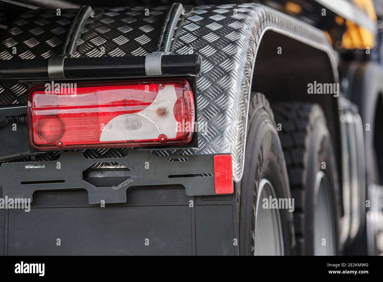 Heckleuchte des Semi Truck. Schwerlast Lkw Transportindustrie. Fahrzeugdesign. Stockfoto