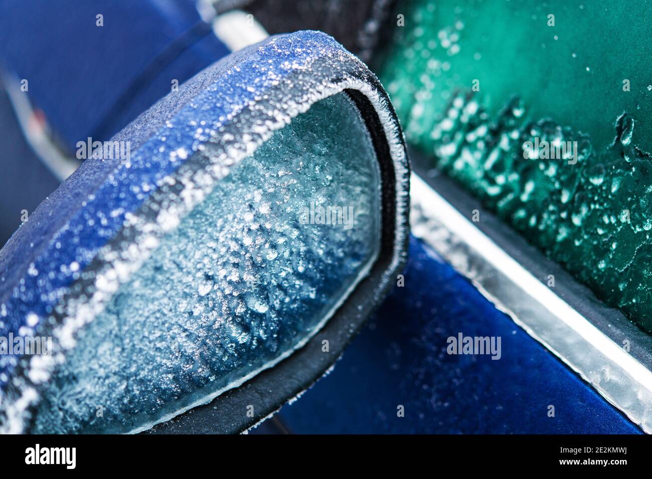 Automotive und die Wetterelemente. Wartung Im Winter. Frozen Blue Car Spiegel von Frost bedeckt. Stockfoto