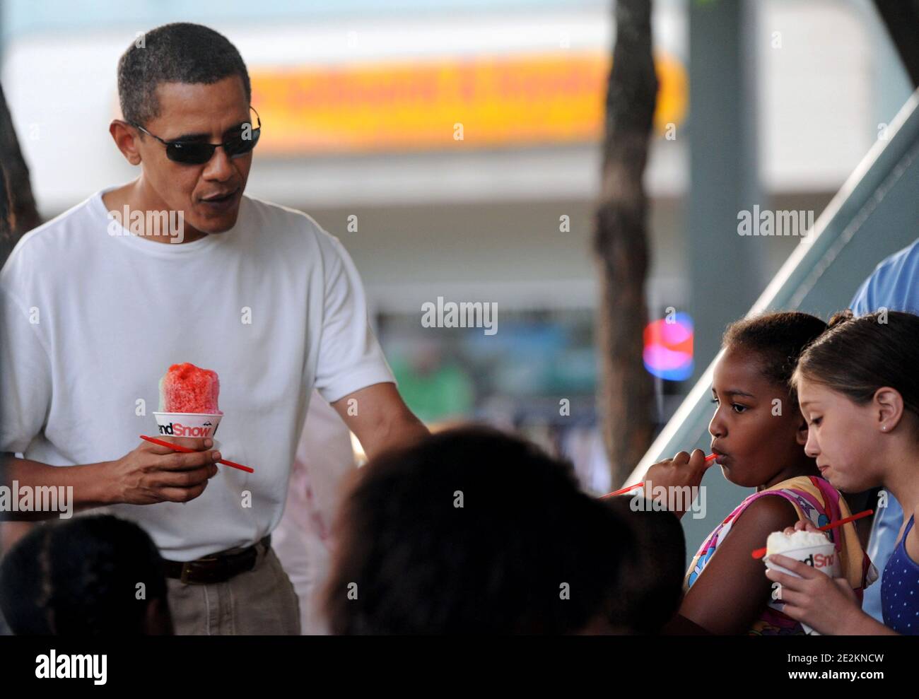 US-Präsident Barack Obama genießt am 1. Januar 2010 auf Island Snow hawaii in Kailua, HI, USA, das Rasiereis „Nowbama“ (CQ). Foto von Cory Lum/ABACAPRESS.COM Stockfoto