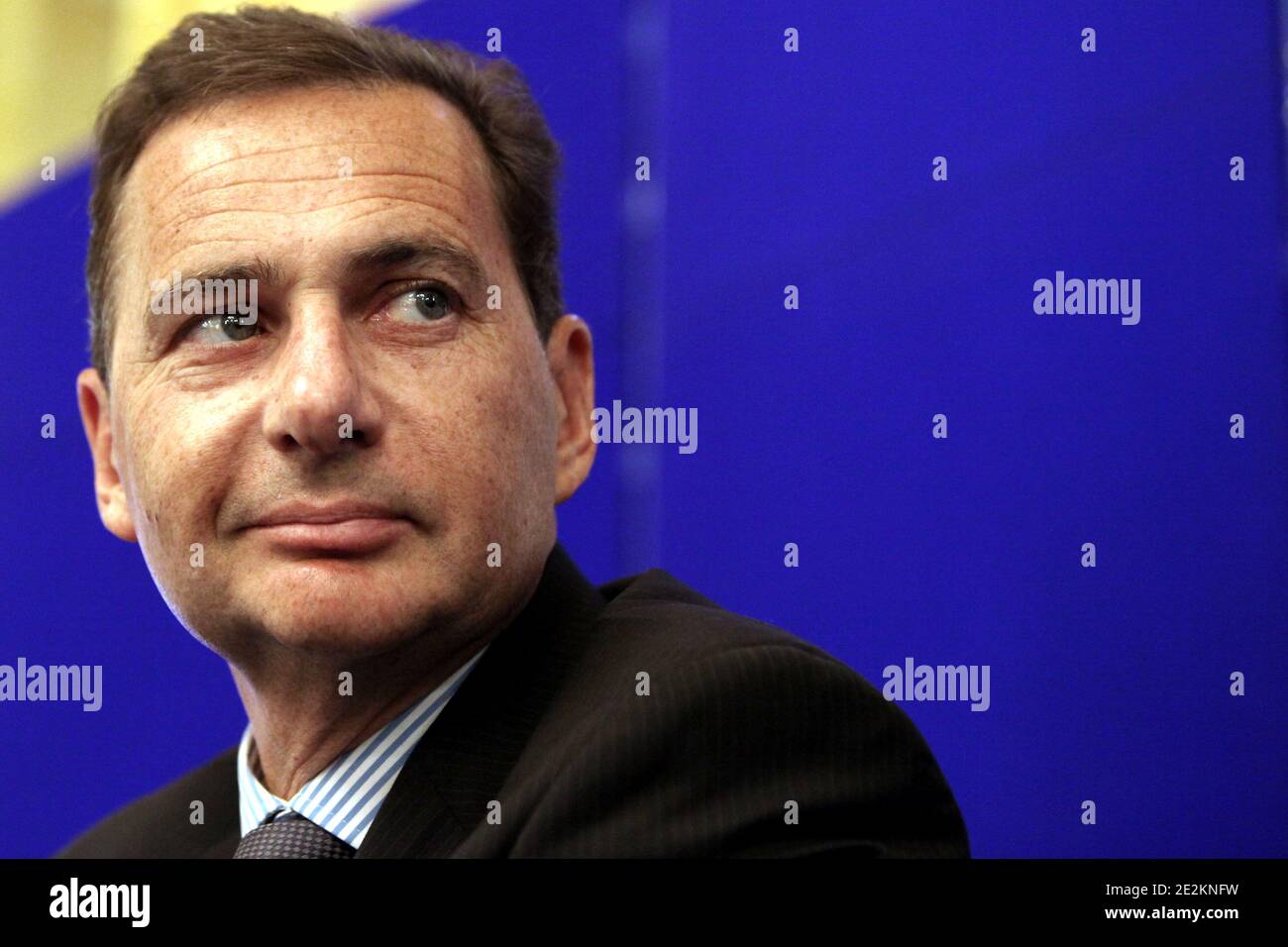 Der französische Minister für Einwanderung und nationale Identität Eric Besson hält eine Rede auf der Pressekonferenz, um den ersten Schritt der Debatte über die nationale Identität Frankreichs am 4. Januar 2010 in Paris, Frankreich, vorzustellen. Frankreichs rechte Regierung hat die Debatte im vergangenen November eingeleitet und die Bürger dazu aufgefordert, in einem Internetforum und bei landesweiten Ratstagungen zu erklären, was es bedeutet, französisch zu sein. Foto von Stephane Lemouton/ABACAPRESS.COM Stockfoto