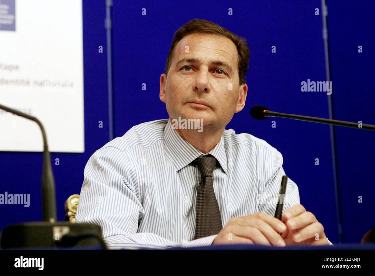 Der französische Minister für Einwanderung und nationale Identität Eric Besson hält eine Rede auf der Pressekonferenz, um den ersten Schritt der Debatte über die nationale Identität Frankreichs am 4. Januar 2010 in Paris, Frankreich, vorzustellen. Frankreichs rechte Regierung hat die Debatte im vergangenen November eingeleitet und die Bürger dazu aufgefordert, in einem Internetforum und bei landesweiten Ratstagungen zu erklären, was es bedeutet, französisch zu sein. Foto von Stephane Lemouton/ABACAPRESS.COM Stockfoto