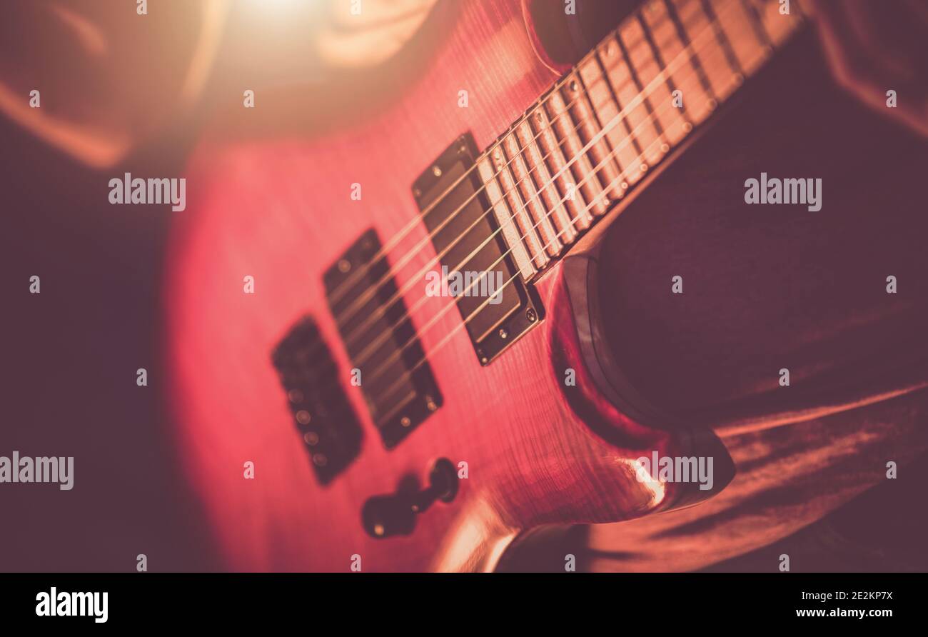 Thema Musikindustrie. Rockman Gitarrist Spielt Hart. Musiker mit E-Gitarre in den Händen Close Up. Stockfoto