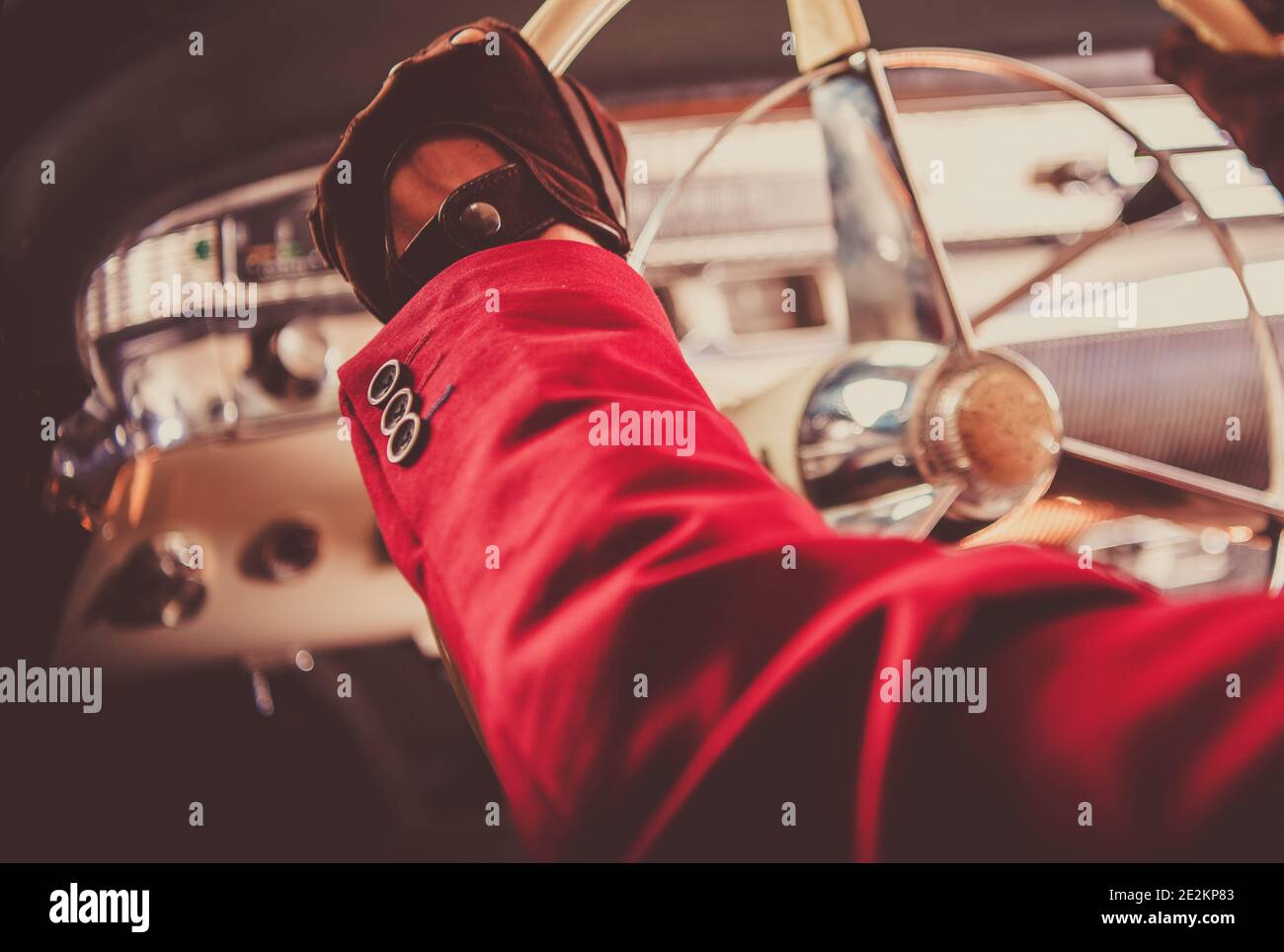 Oldtimer Sammler Fährt Sein Oldtimer. Hände am Lenkrad Nahaufnahme. Fahrzeugdesign. Stockfoto