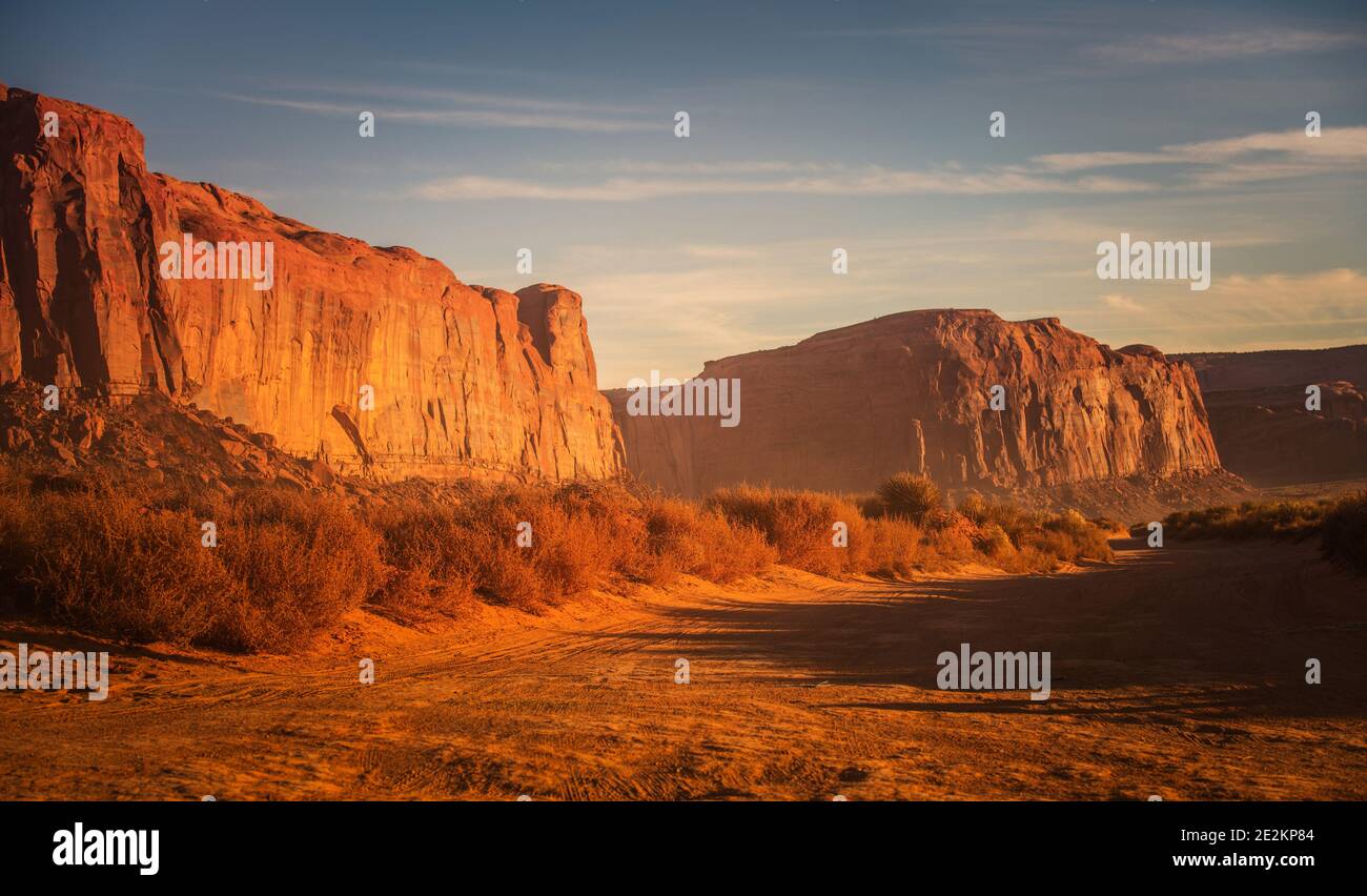 Rötliche Wüste von Arizona Sonnenuntergang Landschaft. Sandsteine des Monuments Valley. Malerische Red-Sand Desert Region an der Arizona-Utah Grenze. Stockfoto