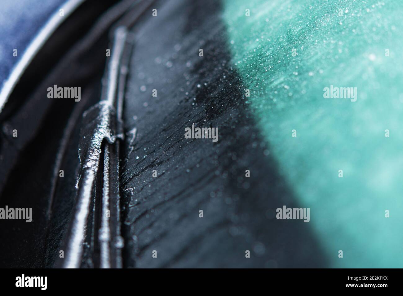 Auto Windschutz und Wiper bedeckt von Frost und Eis Close Up. Wintersaison Fahren und die Wetter-Elemente. Fahrzeugdesign. Stockfoto