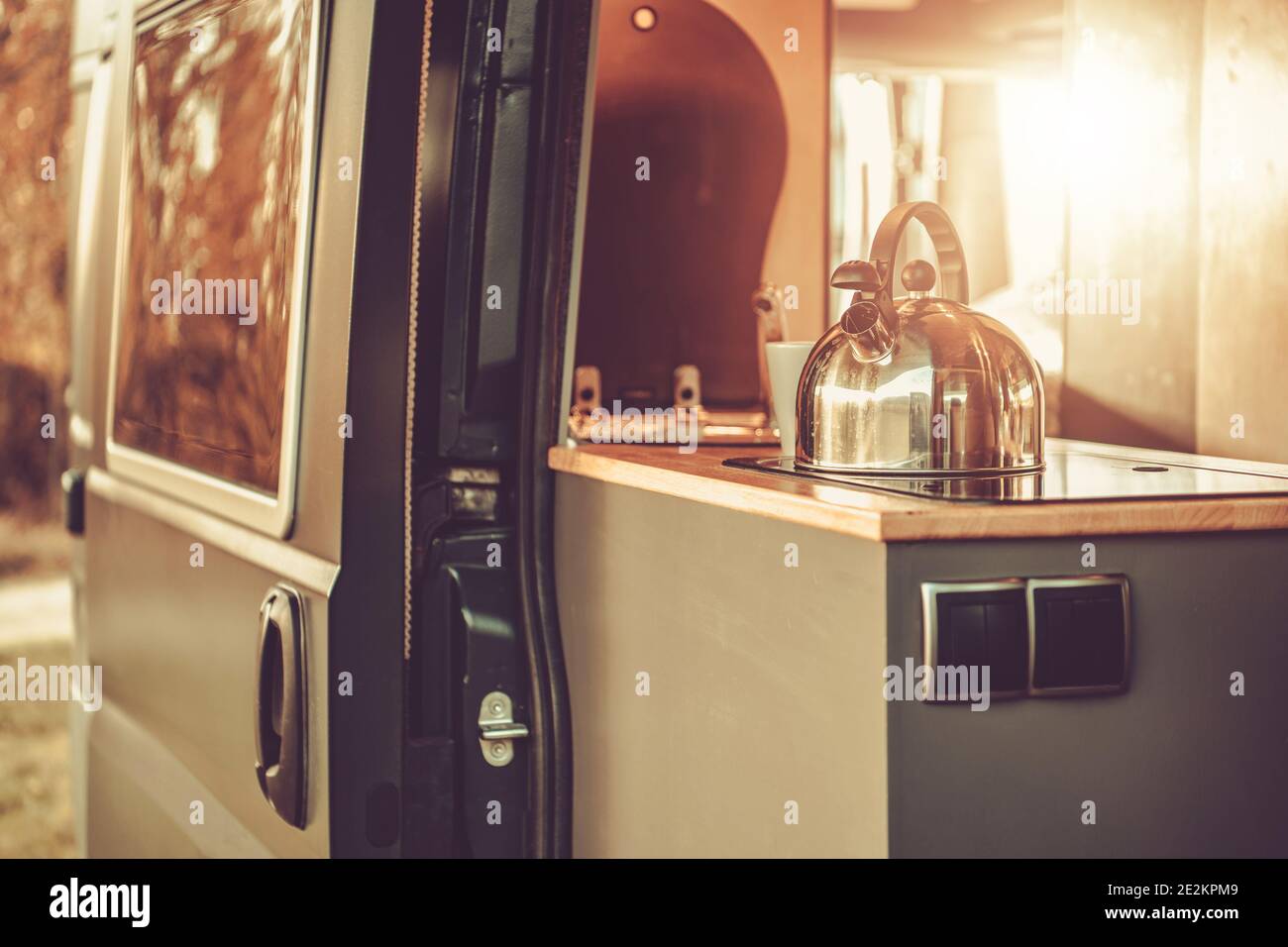 Klassischer Wasserkessel Aus Metall Im Modernen Camper Van. Camping und Erholung Thema. Stockfoto