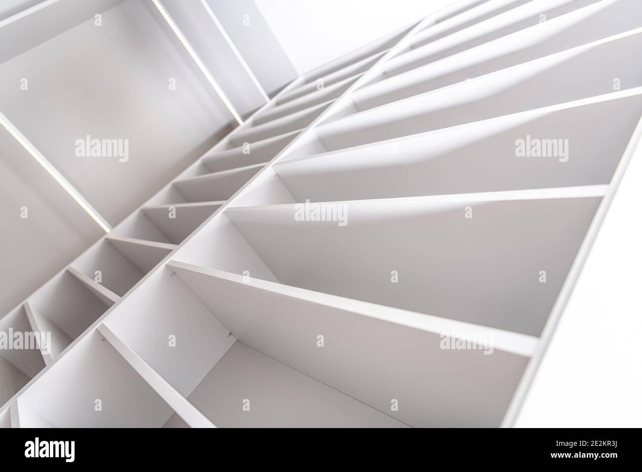 Organisation Des Hausschrankes. Wohn Elegante Weiße Schrank Regale. Einrichtung Im Haus. Stockfoto