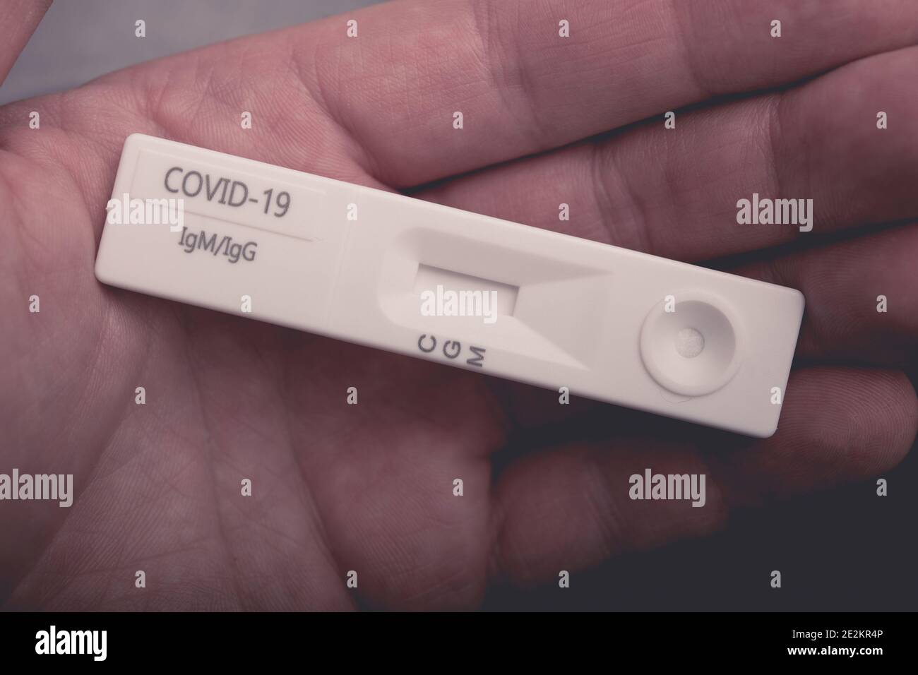 Classic COVID-19 IgG IgM Schnelltestkassette auf kaukasischer Männerhand. Coronavirus Pandemie Thema. Gesundheitswesen. Stockfoto