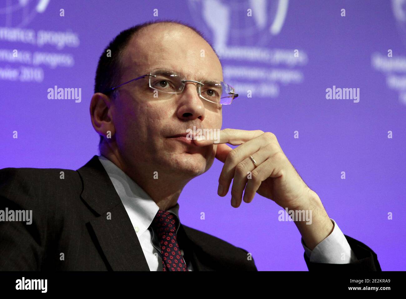 "Der italienische General-Vizepräsident der demokratischen Partei, Enrico Letta, nimmt am Symposium ''New World New Capitalism'', am 7. Januar 2010 in Paris, Frankreich, Teil. Foto von Stephane Lemouton/ABACAPRESS.COM ' Stockfoto