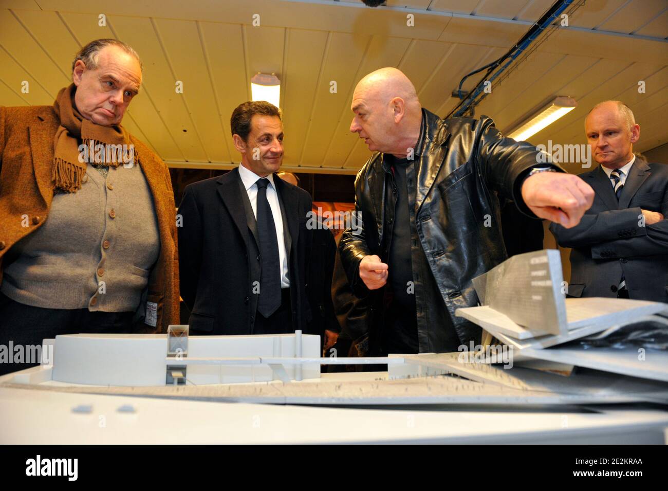 Von L-R, Französisch Kulturminister Frederic Mitterrand, Französisch Präsident Nicolas Sarkozy, Architekt Jean Nouvel und Christophe Girard, stellvertretender Bürgermeister und verantwortlich für Kultur sind in der Nähe eines Modells für die Pariser Philharmoniker vor einer Zeremonie an Französisch Kultur Beamten in der Cite de la Musique in Paris gesehen, Frankreich am 7. Januar 2010. Foto von Philippe Wojazer/Pool/ABACAPRESS.COM Stockfoto