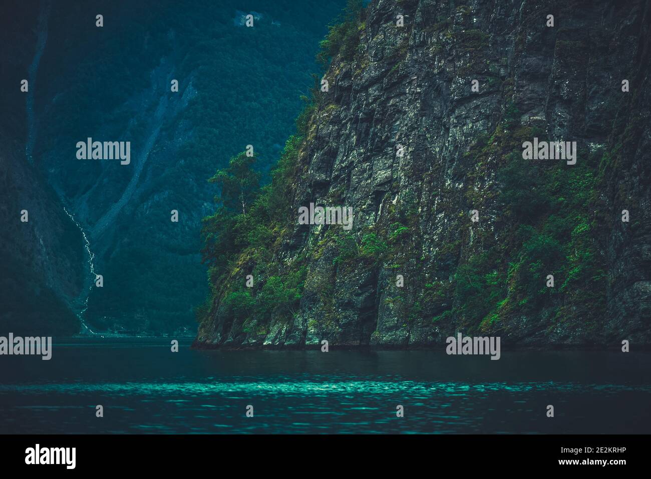 Dramatische Landschaft der norwegischen Fjorde. Rocky Cliffs und die Bucht. Südwestnorwegen. Stockfoto