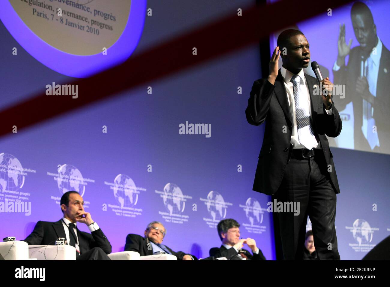 Der Sohn des ägyptischen Präsidenten Gamal Mubarak und der Ökonom und Wirtschaftsnobelpreisträger Amartya Kumar Sen sowie der Sonderberater des UN-Generalsekretärs Jeffrey Sachs und der Vorsitzende der Young Democrats of America, Thione Niang nehmen am Symposium "New World New Capitalism" in Paris, Frankreich, am 8. Januar 2010 Teil. Foto von Stephane Lemouton/ABACAPRESS.COM Stockfoto