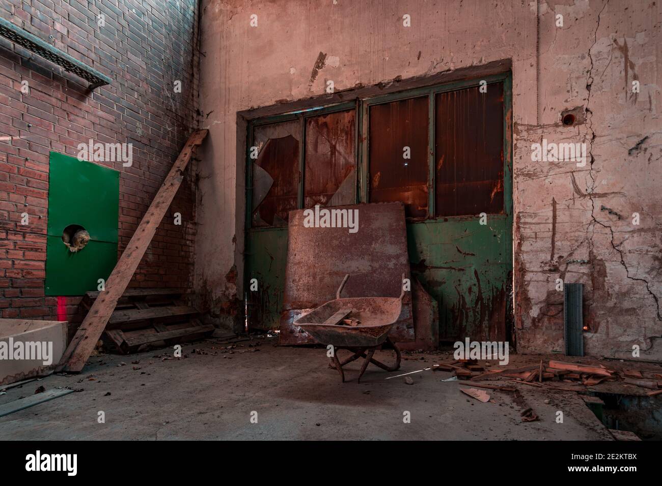 Gruselig verlassenen Industriegebiet mit natürlichen Verfall sogenannten verlorenen Ort Eine verfallene Fabrikhalle Stockfoto