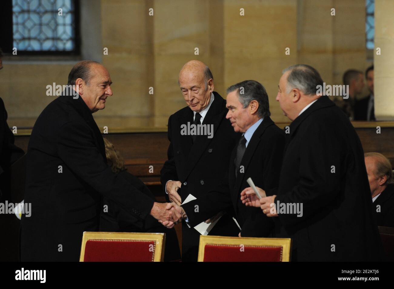 Jacques Chirac, Valery Giscard d'Estaing, Bernard Accoyer, Gerard Larcher nehmen am 11. Januar 2010 an der Beerdigung des ehemaligen Ministers und parlamentspräsidenten Philippe Seguin in der Kirche Saint-Louis des Invalides in Paris, Frankreich, Teil. Foto von Witt-Meigneux/Pool/ABACAPRESS.COM Stockfoto