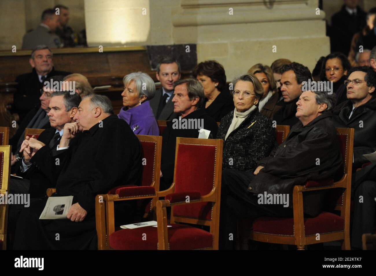 Bernard Accoyer, Gerard Larcher, Christine Lagarde, Bernard Kouchner, Michele Alliot-Marie, Jean-Louis Borloo, Bruno Le Maire, Roselyne Bachelot, Luc Chatel und Patrick Devedjian nehmen am 11. Januar 2010 an der Beerdigung des ehemaligen Ministers und parlamentspräsidenten Philippe Seguin in der Kirche Saint-Louis des Invalides in Paris, Frankreich Teil. Foto von Witt-Meigneux/Pool/ABACAPRESS.COM Stockfoto