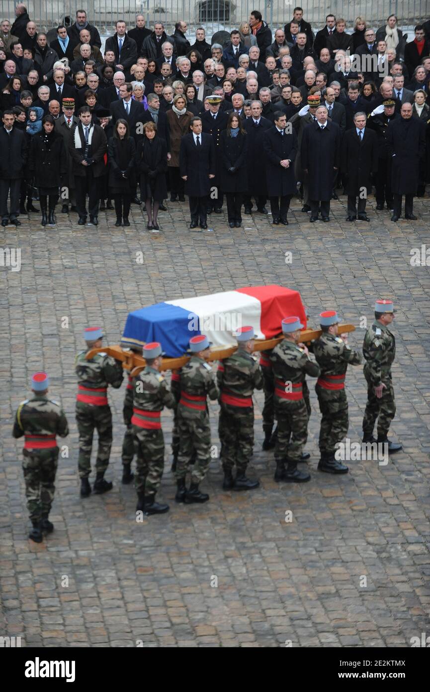 Militäroffiziere tragen den Sarg des ehemaligen Ministers und parlamentspräsidenten Philippe Seguin in Anwesenheit von Verwandten von Philippe Seguin, Der französische Präsident Nicolas Sarkozy und seine Frau Carla Bruni-Sarkozy sowie Regierungsmitglieder während der Beerdigung des ehemaligen Ministers und parlamentspräsidenten Philippe Seguin in der Kirche Saint-Louis des Invalides in Paris am 11. Januar 2010. Foto von Mousse/ABACAPRESS.COM Ortsüberschrift 591664 Stockfoto