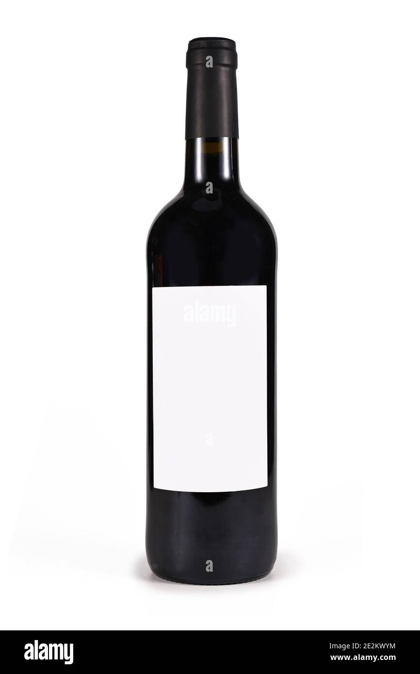 Einzelne Weinflasche mit leerem Etikett isoliert auf weißem Hintergrund Stockfoto