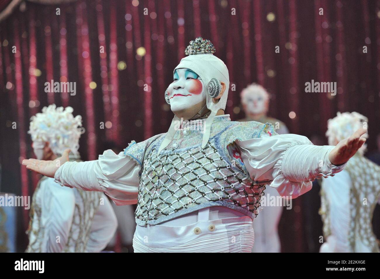 Die Darsteller des Cirque du Soleil unterhalten das Publikum am 14. Januar 2010 beim 34. Internationalen Circus-Festival Monte Carlo in Monte Carlo, Monaco. Foto von Luci/Monaco Palace/ABACAPRESS.COM Stockfoto