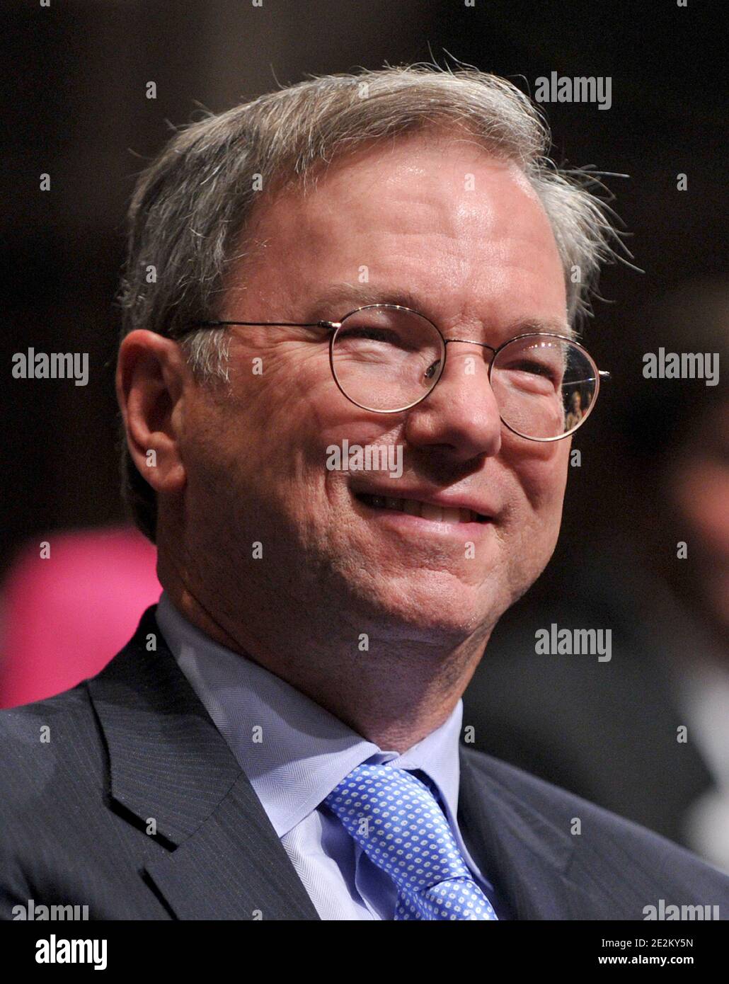 Eric E. Schmidt, Chairman/CEO von Google Inc., hört zu, wie US-Präsident Barack Obama ihn während seiner Ausführungen am 14. Januar 2010 im US Capitol Visitors Center in Washington, D.C., USA, beim Rückzug des House Democratic Caucus erwähnt. Foto von Ron Sachs/ABACAPRESS.COM Stockfoto