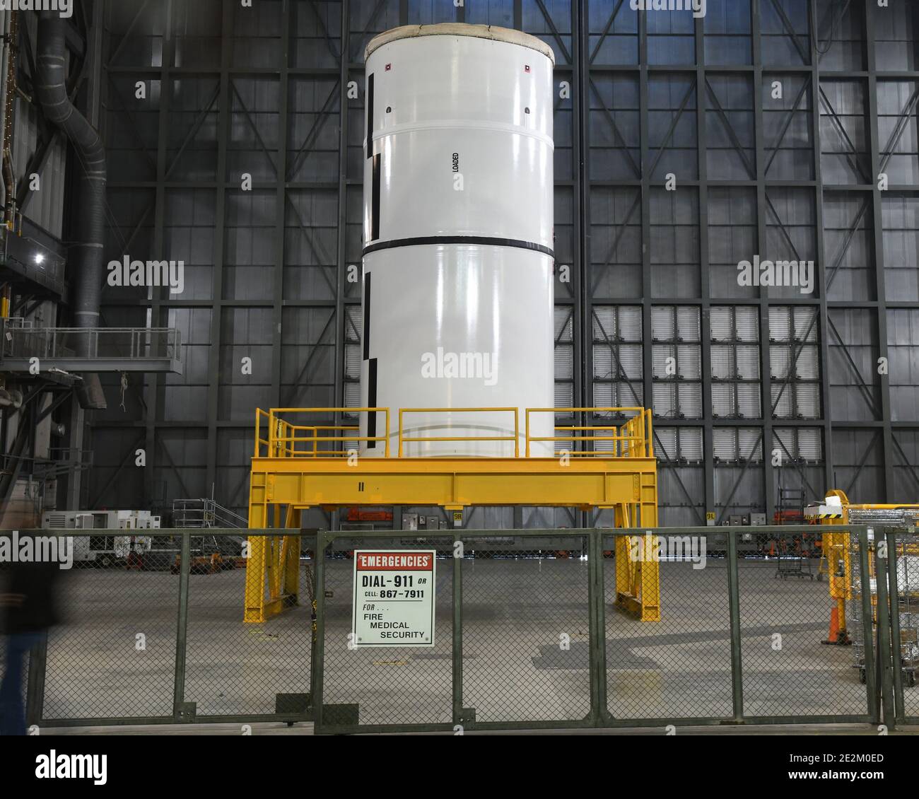 Kennedy Space Center, Usa. Januar 2021. Ein solides Raketenaufbausegment für die NASA-SLS-Rakete wird am Donnerstag, den 14. Januar 2021, auf den Mobile Launcher in High Bay 3 des Vehicle Assembly Building im Kennedy Space Center, Florida, gestapelt. SLS ist die Schwerlastrakete der NASA für das Artemis-Programm, das für einen ersten Start Ende 2021 geplant ist und die Amerikaner bis 2024 zum Mond zurückbringen soll. Foto von Joe Marino/UPI Kredit: UPI/Alamy Live Nachrichten Stockfoto