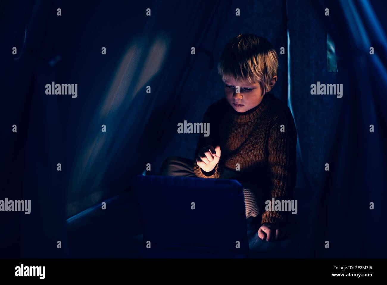 Kind mit Touchpad zu Hause in der Tendenz. z-Generation und Technologiekonzept Stockfoto