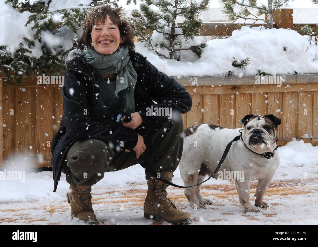 Jane Birkin und ihr Hund Dora posiert bei einer Fotoserie unter dem Schnee während des 13. Comedy-Filmfestivals l'Alpe d'Huez am 20. Januar 2010 in l'Alpe d'Huez, Französische Alpen. Foto von Jeremy Charriau/ABACAPRESS.COM Stockfoto