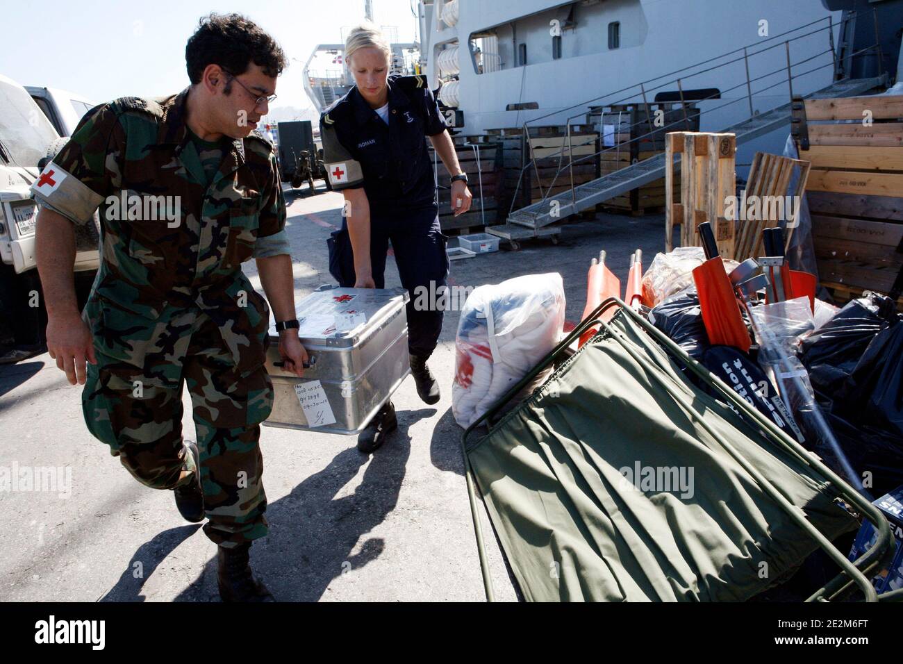 Ein holländisches Schiff mit 77 holländischen Soldaten und Hilfsgütern aus Curacao wird am 21. Januar 2010 im Industriehafen in der Innenstadt von Port-au-Prince, Haiti, entladen. Foto von Sophia Paris/UN via ABACAPRESS.COM Stockfoto