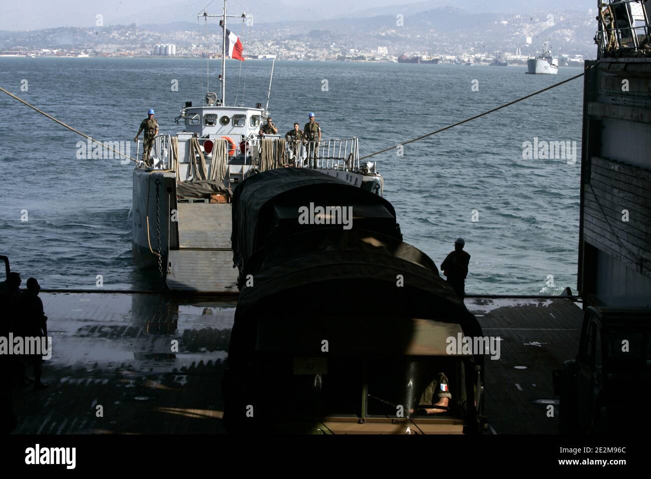 Das amphibische Sturmschiff 'Siroco' der französischen Marine kam am 24. Januar 2010 im Hafen von Port-au-Prince in Haiti an. Das Schiff wird mit 2,000 Tonnen Clearingmaterial, 200 Paletten humanitärer Hilfe (Nahrung und Wasser), vier Hubschraubern, zwei Operationseinheiten und fünfzig Krankenhausbetten beladen. Die Besatzung besteht aus 19 Hauptoffizieren, 105 Offizieren und 100 Seeleuten. Foto von Sebastien Dufour/ABACAPRESS.COM Stockfoto