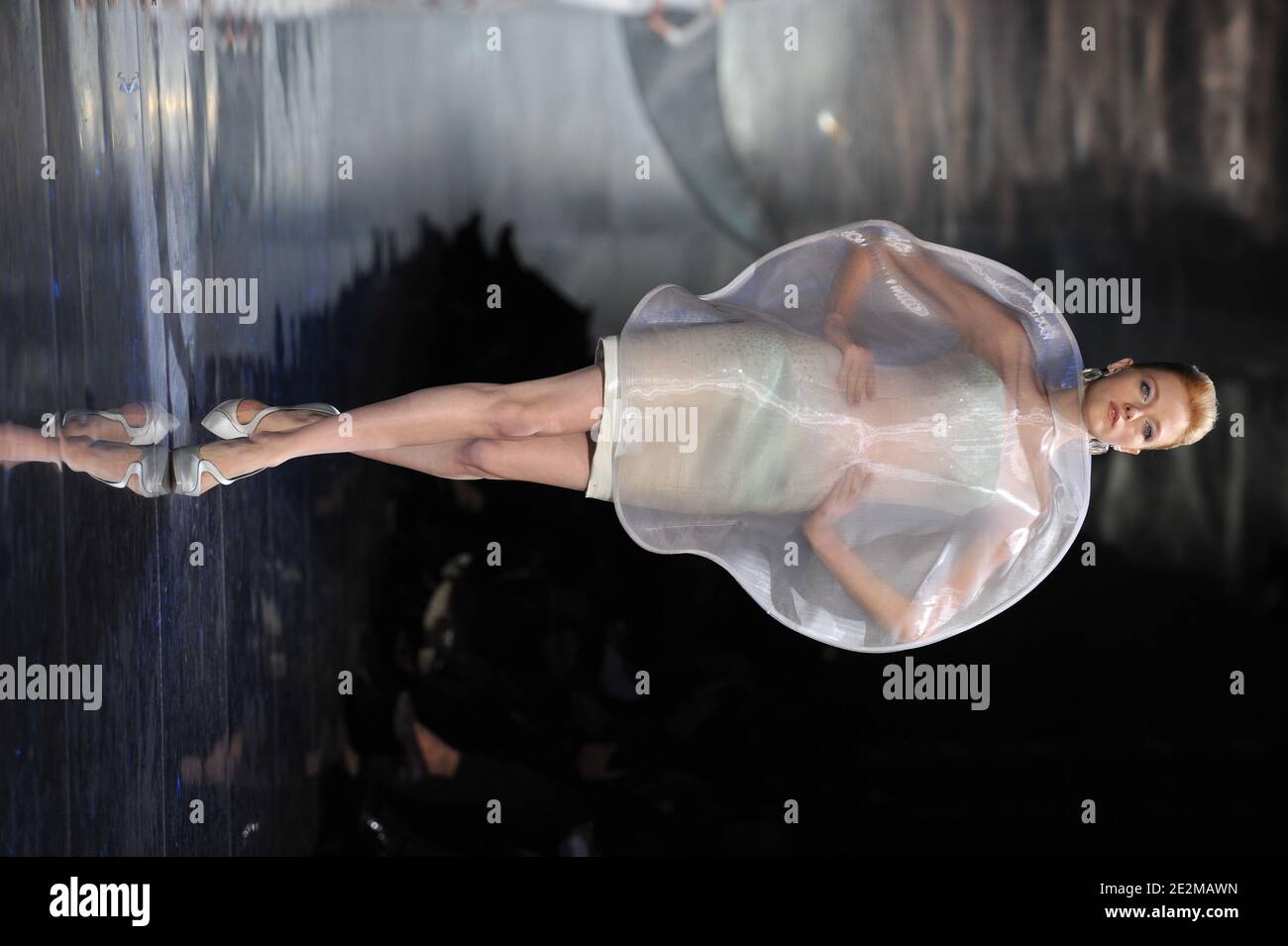 Ein Model trägt eine Kreation im Rahmen der Giorgio Armani Frühjahr-Sommer 2010 Haute-Couture Modenschau in Paris, Frankreich, am 25. Januar 2010 . Foto von Nicolas Gouhier/ABACAPRESS.COM Stockfoto