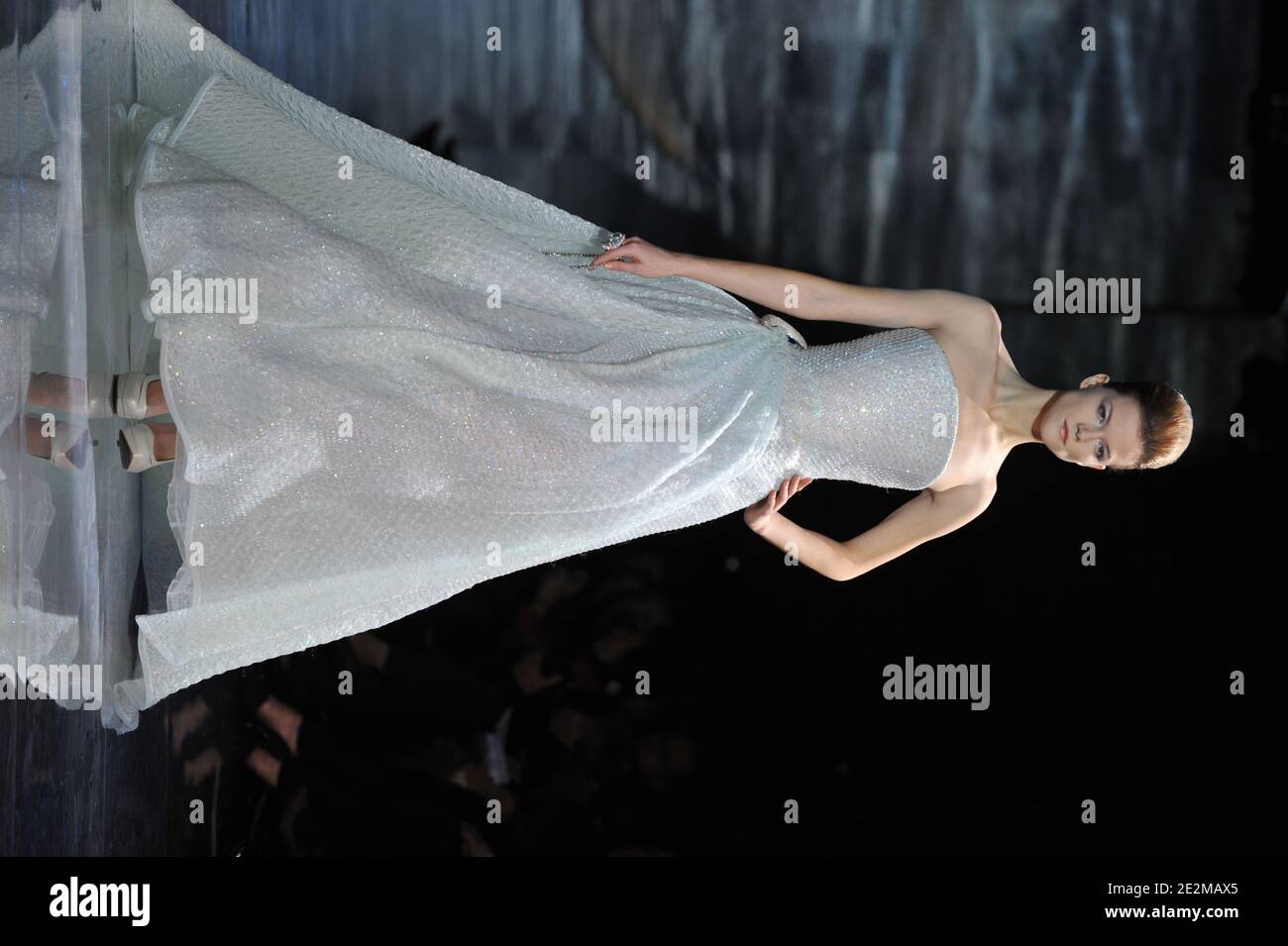 Ein Model trägt eine Kreation im Rahmen der Giorgio Armani Frühjahr-Sommer 2010 Haute-Couture Modenschau in Paris, Frankreich, am 25. Januar 2010 . Foto von Nicolas Gouhier/ABACAPRESS.COM Stockfoto