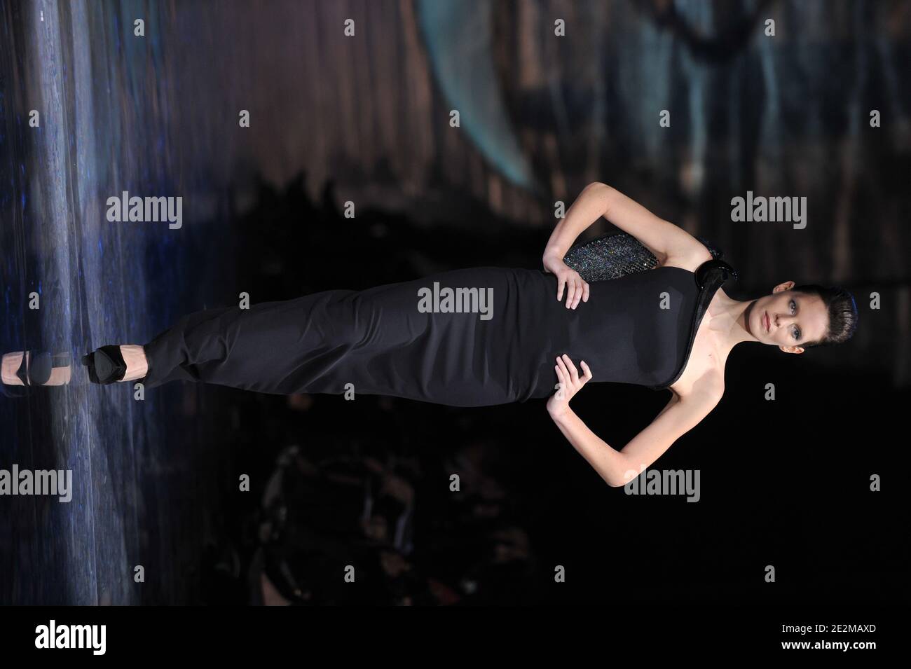 Ein Model trägt eine Kreation im Rahmen der Giorgio Armani Frühjahr-Sommer 2010 Haute-Couture Modenschau in Paris, Frankreich, am 25. Januar 2010 . Foto von Nicolas Gouhier/ABACAPRESS.COM Stockfoto