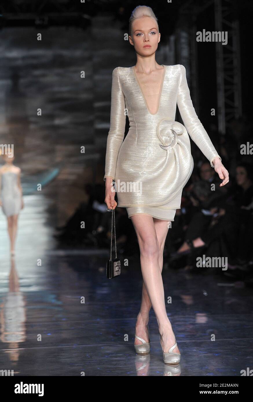 Ein Model trägt eine Kreation im Rahmen der Giorgio Armani Frühjahr-Sommer 2010 Haute-Couture Modenschau in Paris, Frankreich, am 25. Januar 2010 . Foto von Nicolas Gouhier/ABACAPRESS.COM Stockfoto