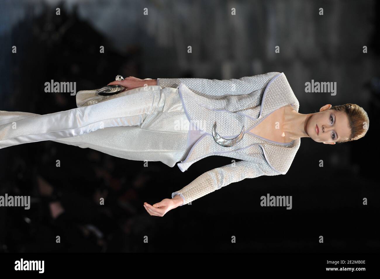 Ein Model trägt eine Kreation im Rahmen der Giorgio Armani Frühjahr-Sommer 2010 Haute-Couture Modenschau in Paris, Frankreich, am 25. Januar 2010 . Foto von Nicolas Gouhier/ABACAPRESS.COM Stockfoto
