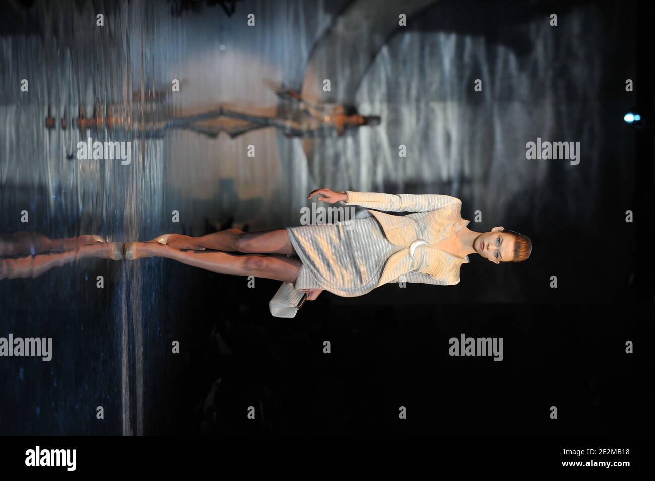 Ein Model trägt eine Kreation im Rahmen der Giorgio Armani Frühjahr-Sommer 2010 Haute-Couture Modenschau in Paris, Frankreich, am 25. Januar 2010 . Foto von Nicolas Gouhier/ABACAPRESS.COM Stockfoto