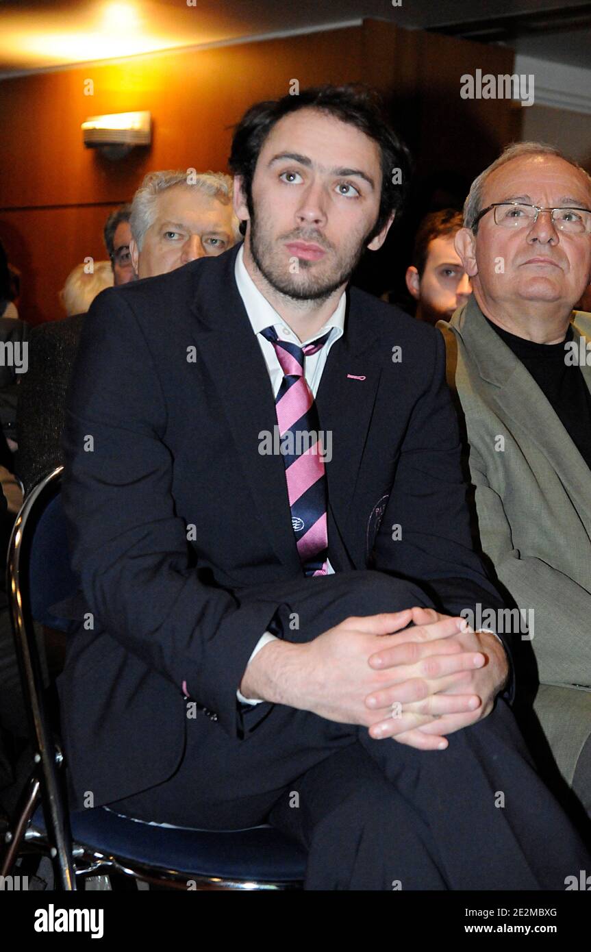 Stade Francais Julien Dupuy au lancement de la 10 Radio (Le 10 Sport) au Parc des Princes a Paris le 26 Janvier 2010. 10 Radio est un flux d'information sportive diffuse sur le Web, avec un Journal complet, et des flashs tous les Quarts d'heure. Foto von Thierry Plessis/ABACAPRESS.COM Stockfoto