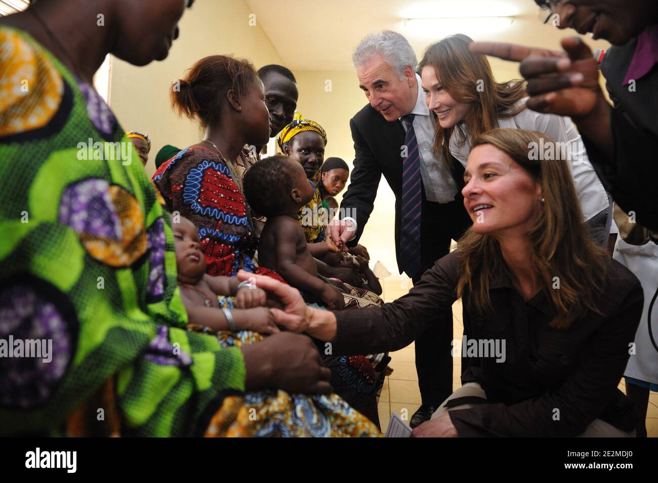 Die französische First Lady Carla Bruni-Sarkozy (2. Dezember), Melinda Gates (R), die Ehefrau des US-AMERIKANISCHEN IT-Moguls Bill Gates und der Direktor des AIDS World Fund Michel Kazatchkine (3. Dezember) sprechen mit Kranken während ihres Besuchs im Krankenhaus "Auberge de l'Amour Redempteur" in Dangbo, 45 km östlich von Cotonou, Benin, am 27. Januar 2010. Carla Bruni-Sarkozy ist zu einem zweitägigen Besuch als AIDS-Botschafterin für den Globalen Fonds zur Bekämpfung des HIV-AIDS-Virus in Benin. Foto von Eric Feferberg/Pool/ABACAPRESS.COM' Stockfoto