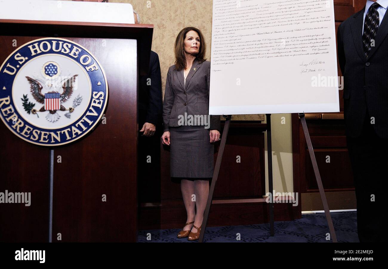 US-Repräsentant Michele Bachmann (MN-06), enthüllt die Unabhängigkeitserklärung des Gesundheitswesens auf dem Capitol Hill, in Washington, DC, 27. Januar 2010 . Die Declaration of Health Care Independence ist eine Verpflichtung, die Rechte der amerikanischen Bevölkerung zu schützen, ihre eigenen Gesundheitsentscheidungen zu treffen, bürokratische Bürokratie abzubauen, die Schulden zwischen den Generationen zu verringern, und enthält 10 gesunde-Menschenverstand-Prinzipien, die in zukünftige Gesundheitsreformen aufgenommen werden müssen. Foto von Olivier Douliery /ABACAPRESS.COM (im Bild: Michele Bachmann ) Stockfoto