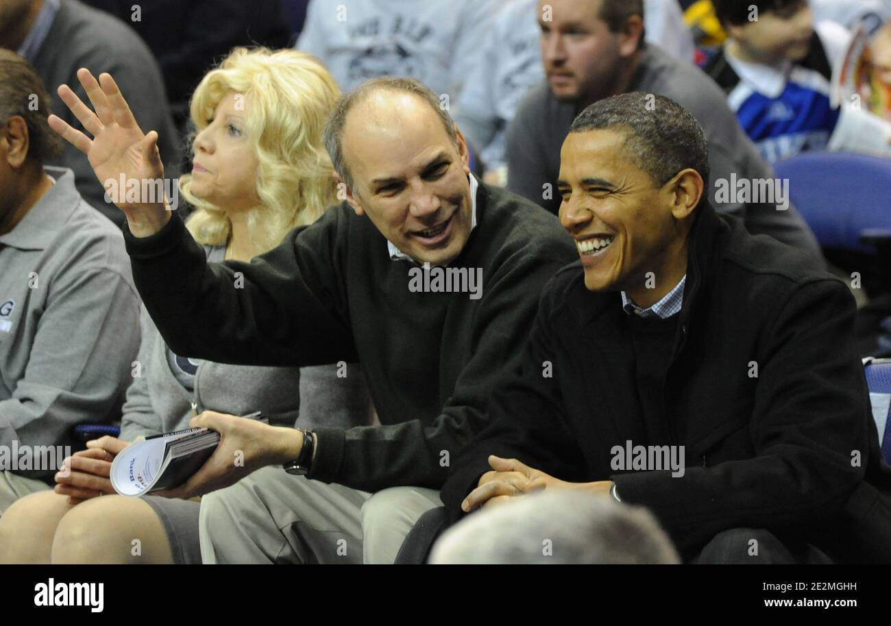 US-Präsident Barack Obama (R) nimmt am 30. Januar 2010 an einem College-Basketballspiel Teil, Georgetown University vs Duke University, mit Phil Schiliro (C), Assistent des Präsidenten für Legislative Angelegenheiten, im Verizon Center in Washington, DC, USA. Pool-Foto von Alexis C. Glenn/ABACAPRESS.COM (im Bild: Barack Obama, Phil Schiliro) Stockfoto