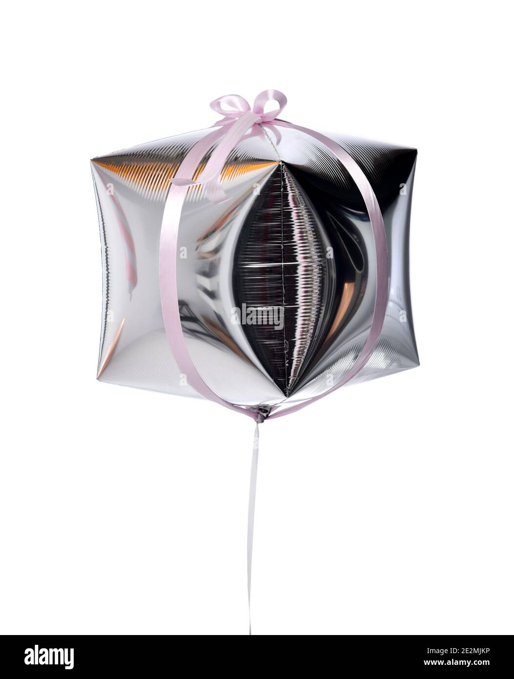 Einzelne große silberne Geschenkbox Ballon präsent Objekt mit rosa Streifen für Geburtstag oder Valentinstag isoliert auf weiß Stockfoto