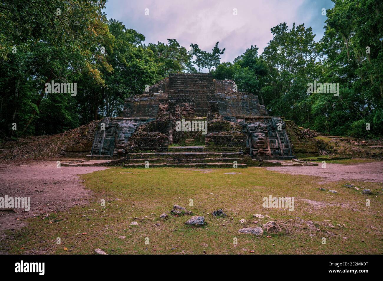 Die Maya-Ruinen von Lamanai in Belize. Stockfoto