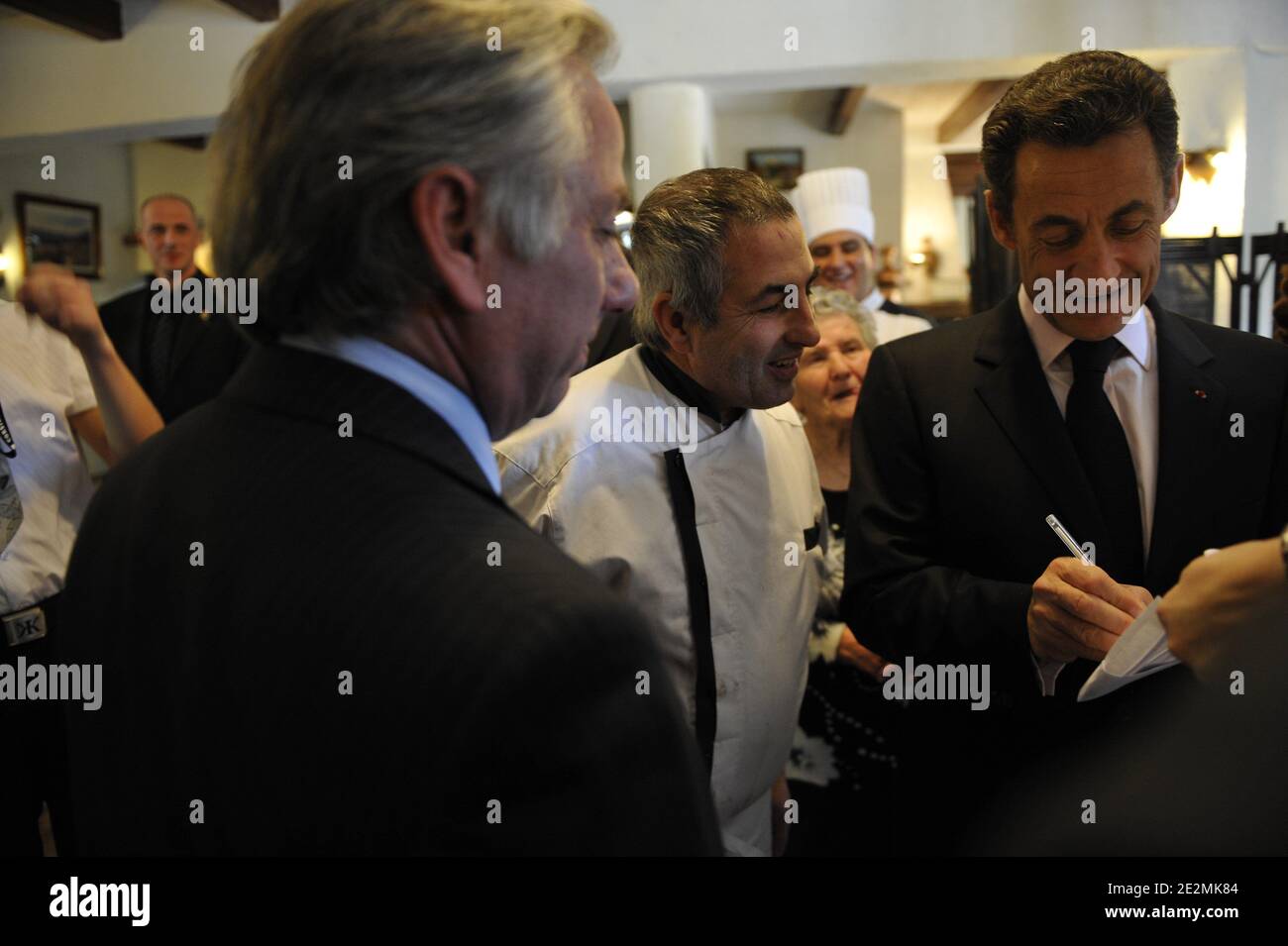 Der französische Präsident Nicolas Sarkozy, flankiert von Korsikas Referent und Abgeordneter Camille de Rocca-Serra, besucht am 2. Februar 2010 das Restaurant La Caseta im Dorf Carbuccia auf der französischen Insel Korsika, Frankreich, während eines Besuches über nachhaltige Entwicklung. Foto von Elodie Gregoire/ABACAPRESS.COM Stockfoto