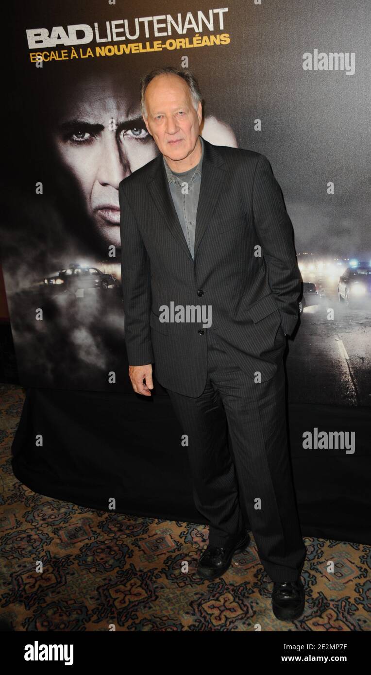 Regisseur Werner Herzog posiert auf einer Fotozelle, um seinen neuen Film 'Bad Lieutenant, Escale a la Nouvelle Orleans' zu präsentieren, der am 8. Februar 2010 im Costes Hotel in Paris, Frankreich, stattfand. Phto von Nicolas Briquet/ABACAPRESS.COM Stockfoto