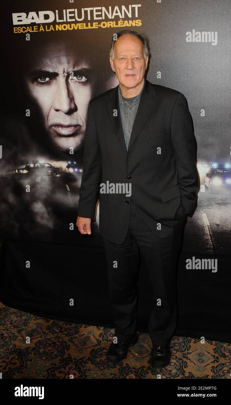 Regisseur Werner Herzog posiert auf einer Fotozelle, um seinen neuen Film 'Bad Lieutenant, Escale a la Nouvelle Orleans' zu präsentieren, der am 8. Februar 2010 im Costes Hotel in Paris, Frankreich, stattfand. Phto von Nicolas Briquet/ABACAPRESS.COM Stockfoto