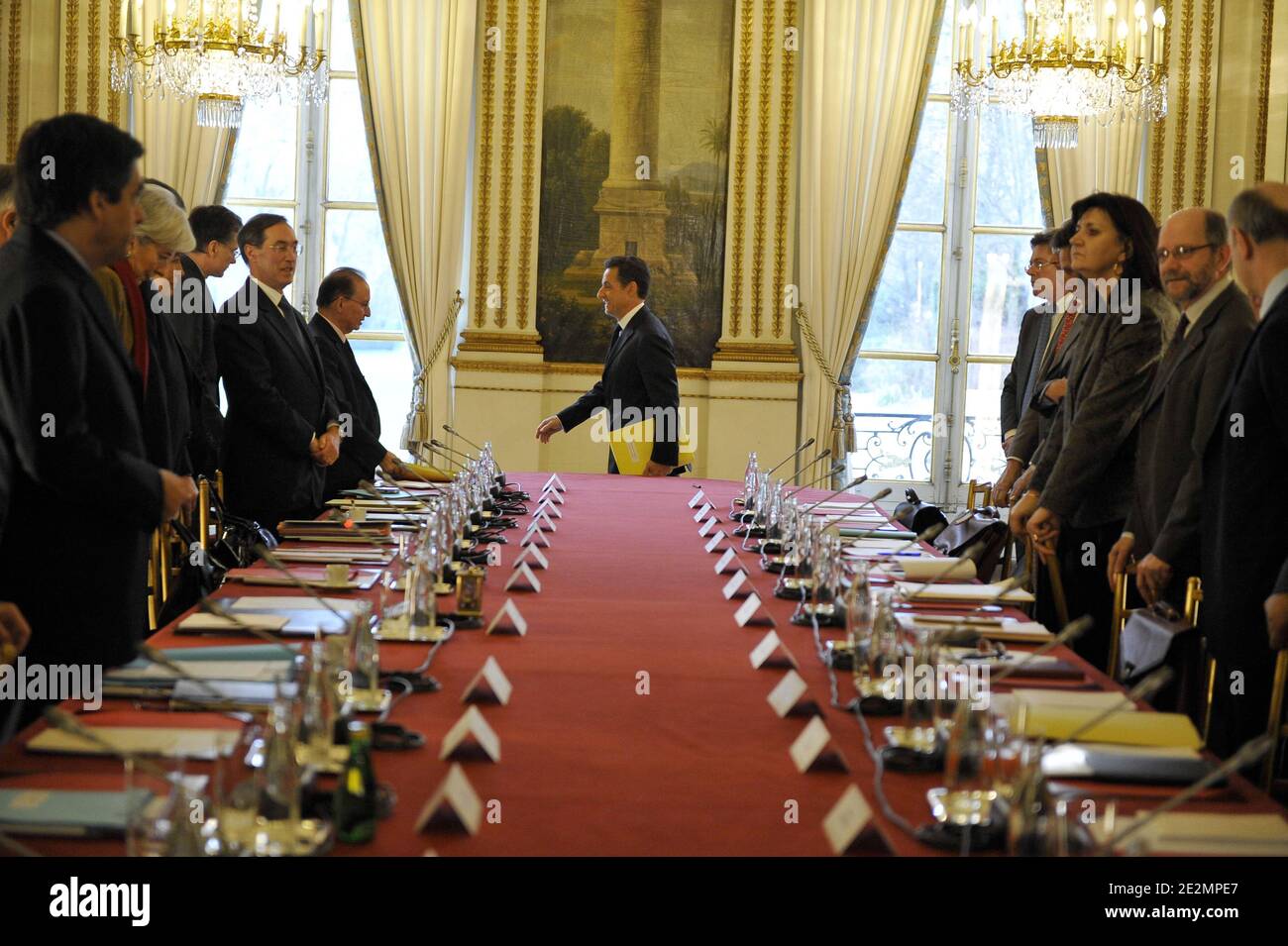 Francois Fillon, der französische Präsident Nicolas Sarkozy, Gerard Larcher, Christine Lagarde, Claude Gueant, Raymond Soubie und der französische Präsident Nicolas Sarkozy nehmen an der Sitzung Teil, um am 28. Januar 2010 Maßnahmen zur Eindämmung des Ballondefizits Frankreichs im Elysée-Palast in Paris zu vereinbaren. Foto von Elodie Gregoire/ABACAPRESS.COM Stockfoto